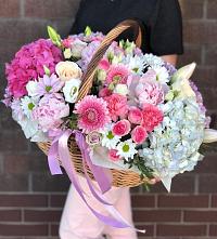 Цветочная композиция из Розы, Хризантемы, Пионы и Лизиантусы в корзине в Дубровке Брянской области