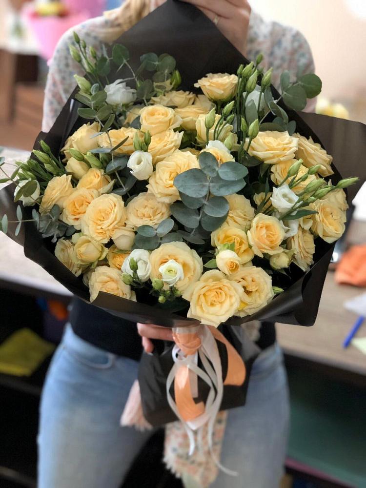 Букет цветов из: Розы и Лизиантусы в Дубровке Брянской области