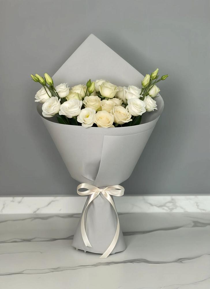 Букет цветов из: Розы и Лизиантусы в Дубровке Брянской области