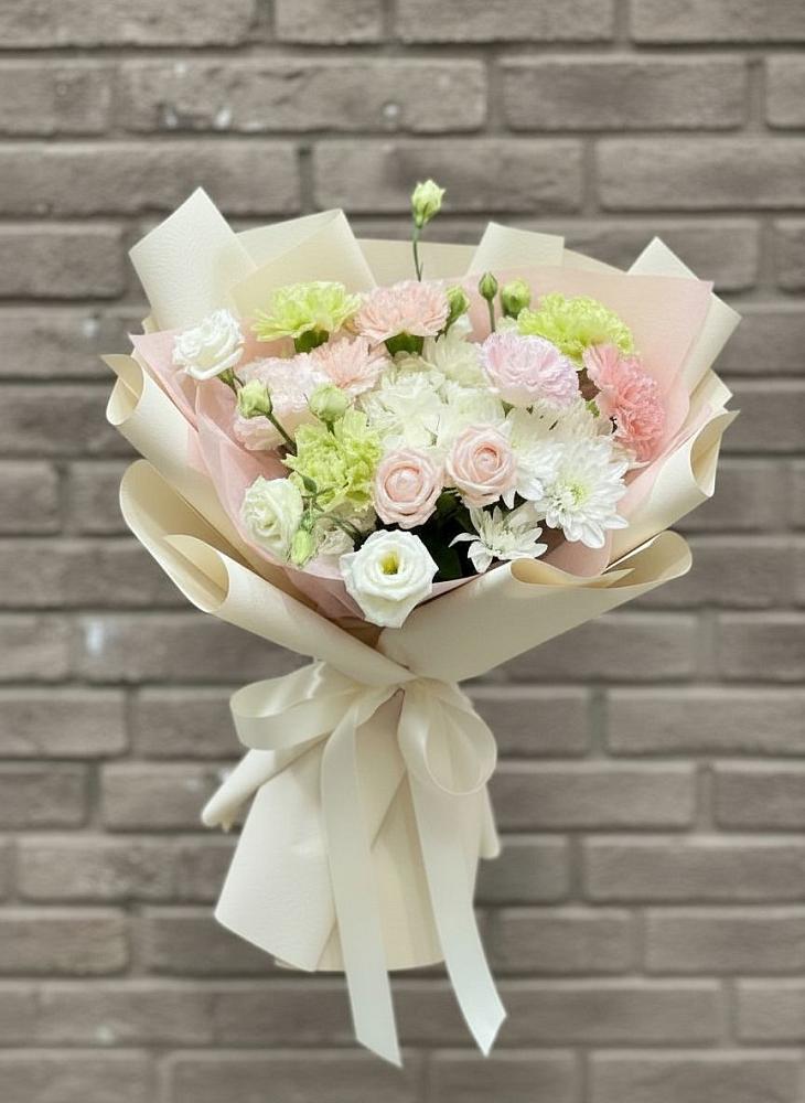 Букет цветов из: Гвоздики, Розы, Лизиантусы и Хризантемы в Дубровке Брянской области