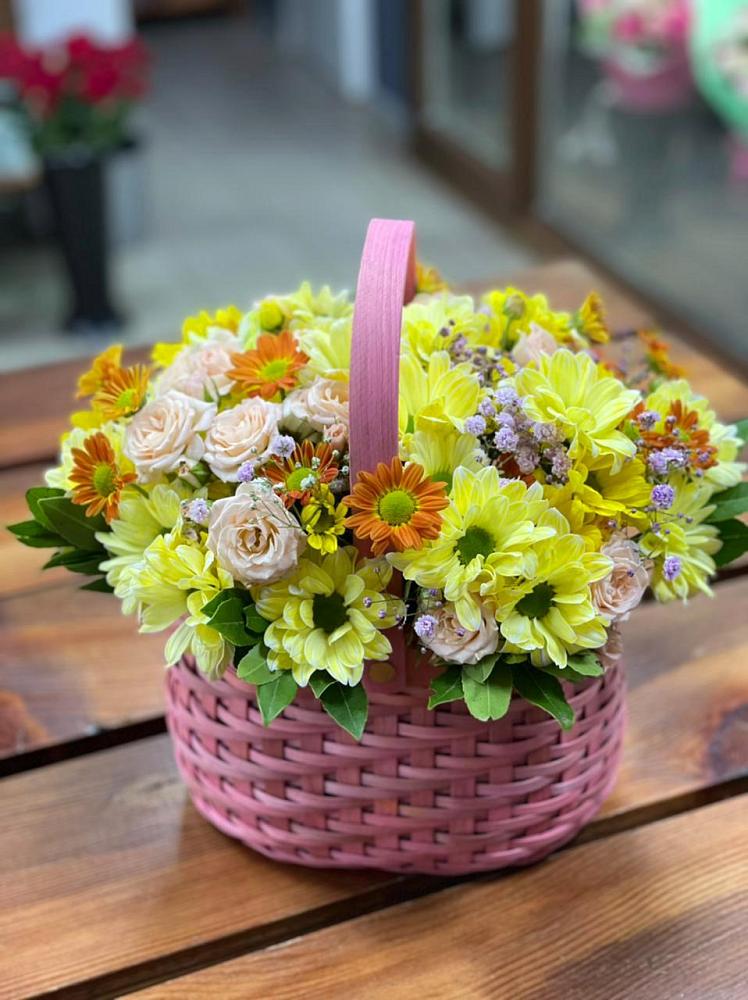 Цветочная композиция из Хризантемы и Розы в корзине в Дубровке Брянской области