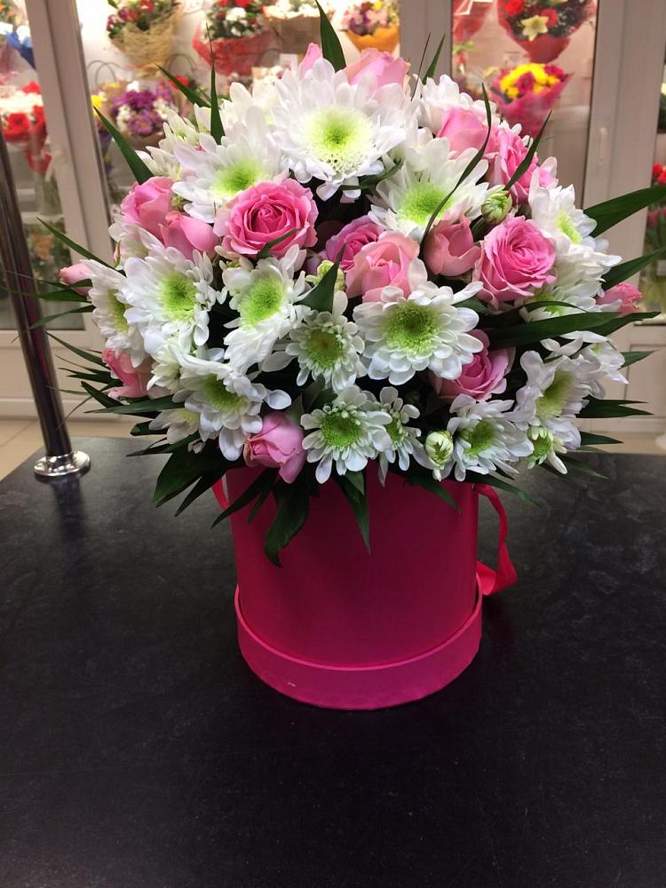 Цветочная композиция из Розы и Хризантемы в шляпной коробке в Дубровке Брянской области