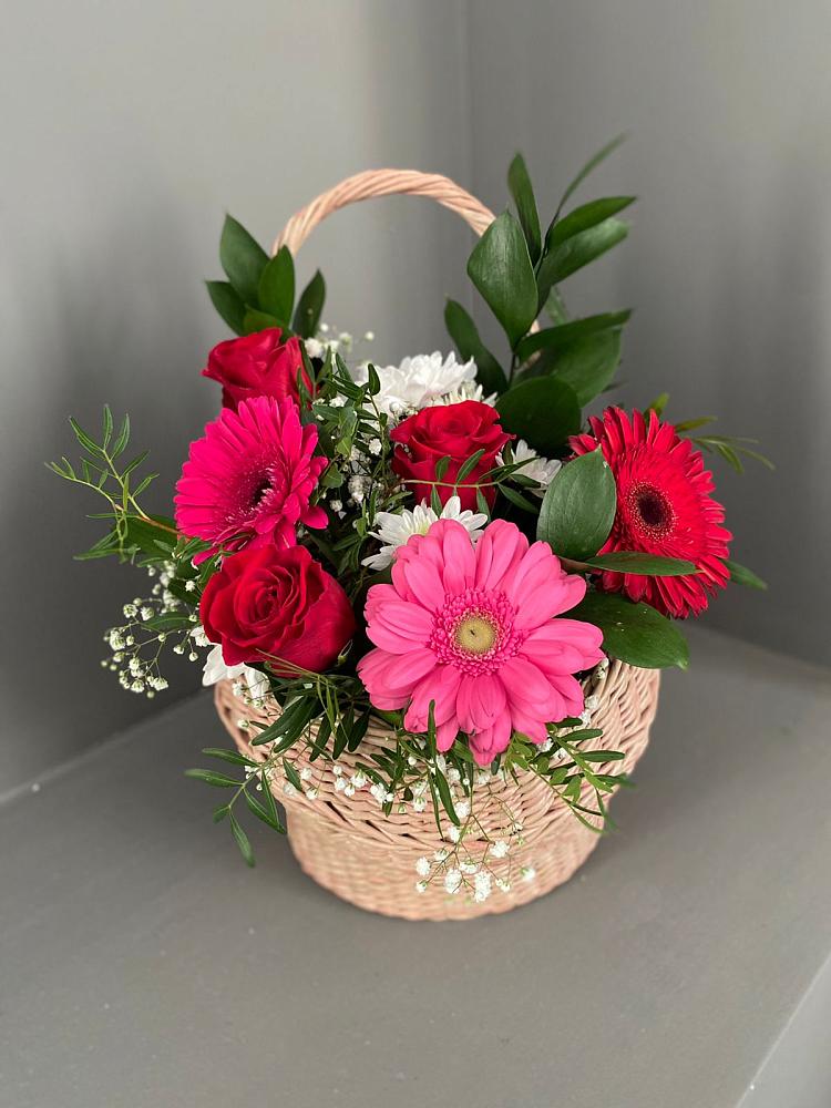 Цветочная композиция из Розы, Хризантемы и Герберы в корзине в Дубровке Брянской области