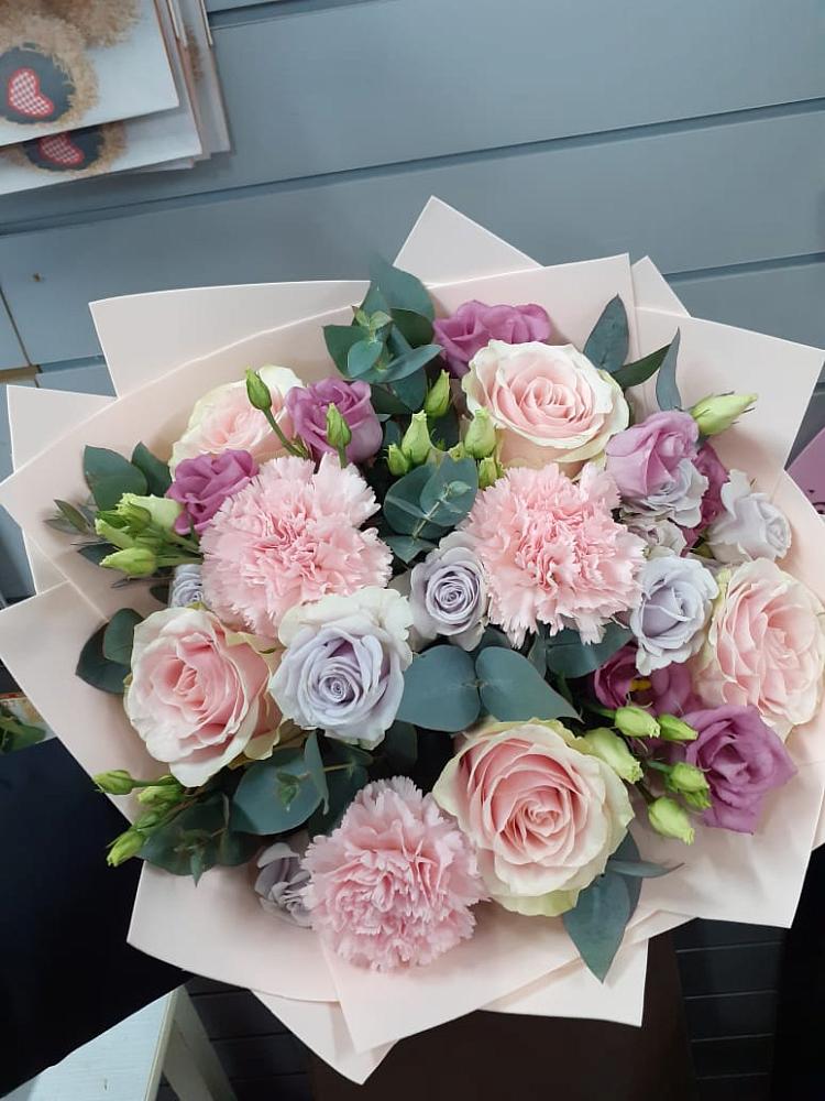 Букет цветов из: Розы, Гвоздики и Лизиантусы в Дубровке Брянской области