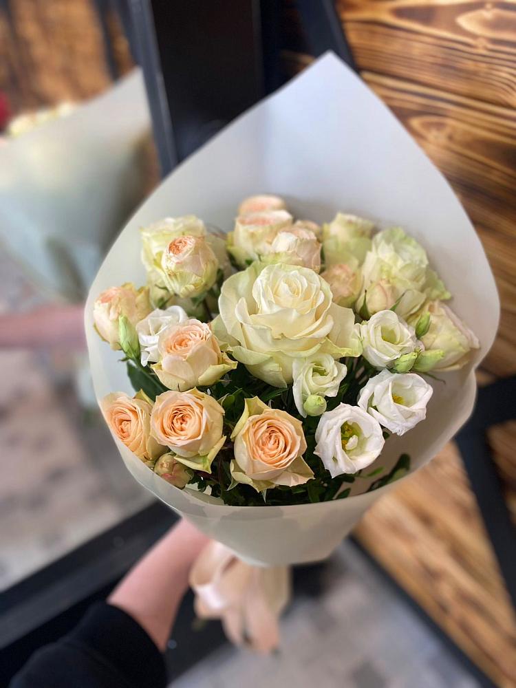 Букет цветов из: Розы и Лизиантусы в Дубровке Брянской области